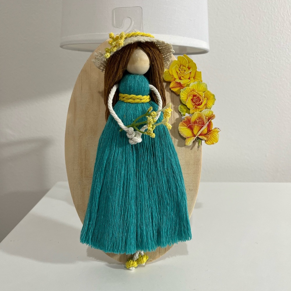 Handmade macrame doll frame - Picture 6 of 6